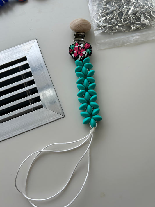 Mama pacifier clip